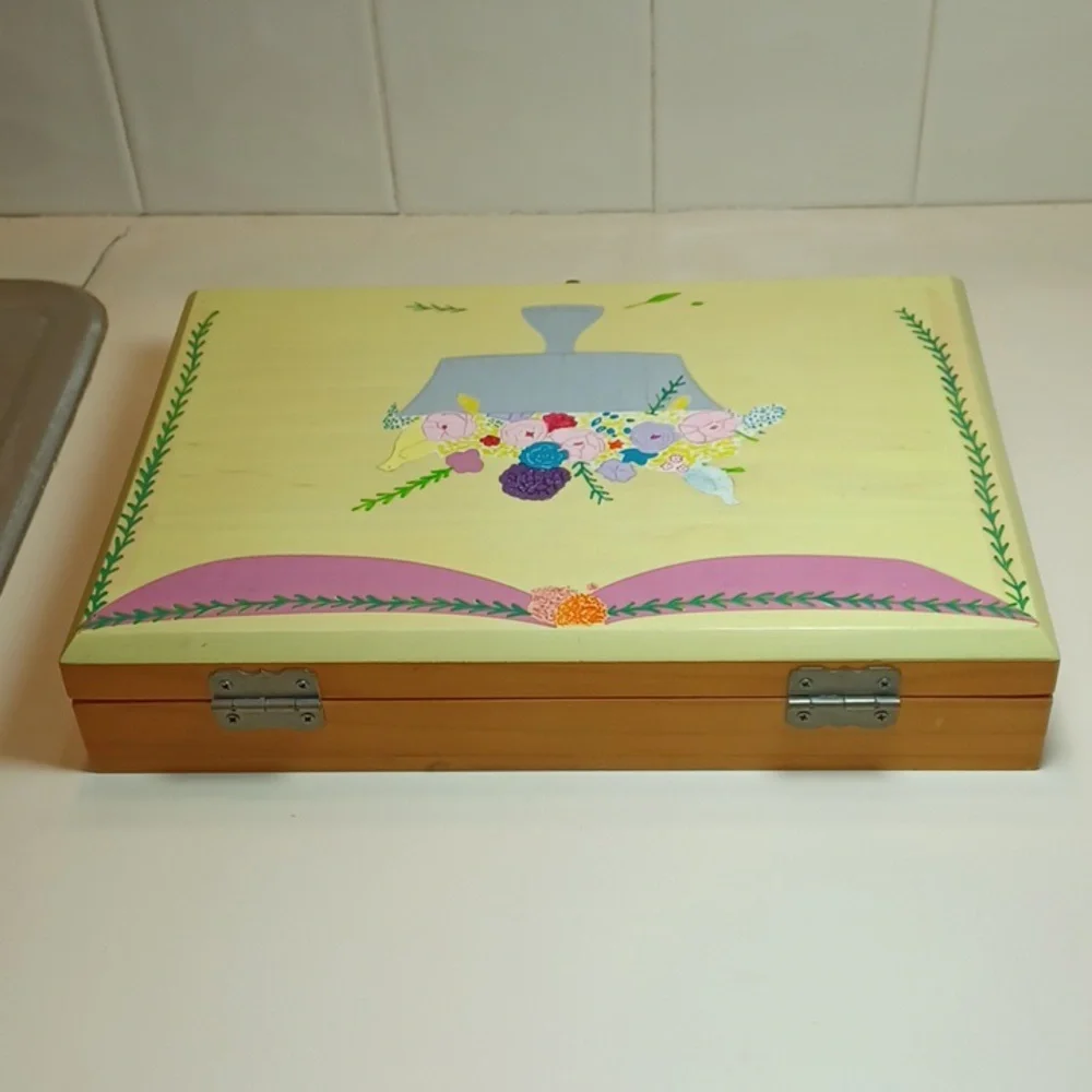 Vintage Handmade Unique  Chunky Painted Flowers ExLarge Card Box With Cards